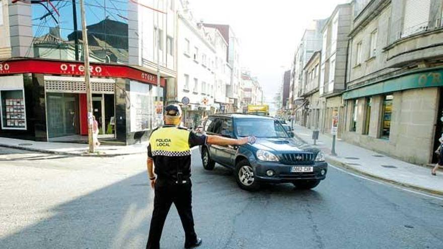 Un agente de la Policía Local de Bueu regulando el tráfico en la villa.