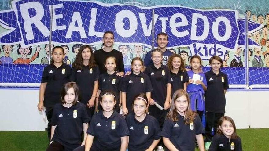 Jóvenes jugadoras del Real Oviedo Femenino, junto a Christian Fernández y Rocha.