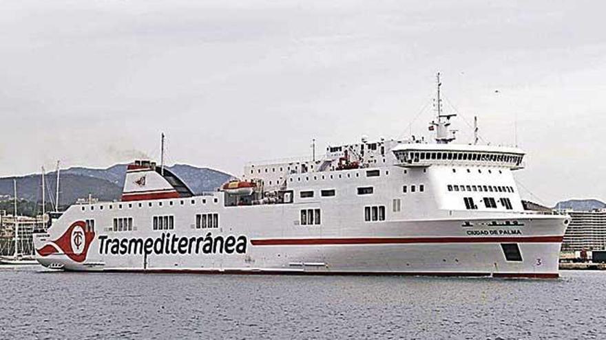 El &#039;Ciudad de Palma&#039; entrando ayer en el puerto.