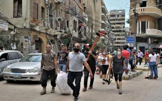 Los libaneses tratan de reconstruir Beirut con sus propias manos