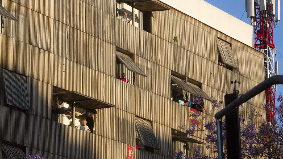 Residentes en las viviendas intergeneracionales de Plaza América, durante el confinamiento por la pandemia