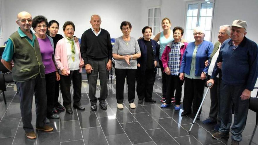 Participantes en el taller de prevención de caídas que se desarrolla en Villayón.