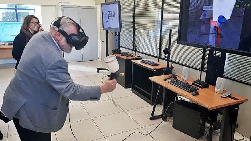 Veiga experimenta con la máscara la aplicación de la realidad virtual.