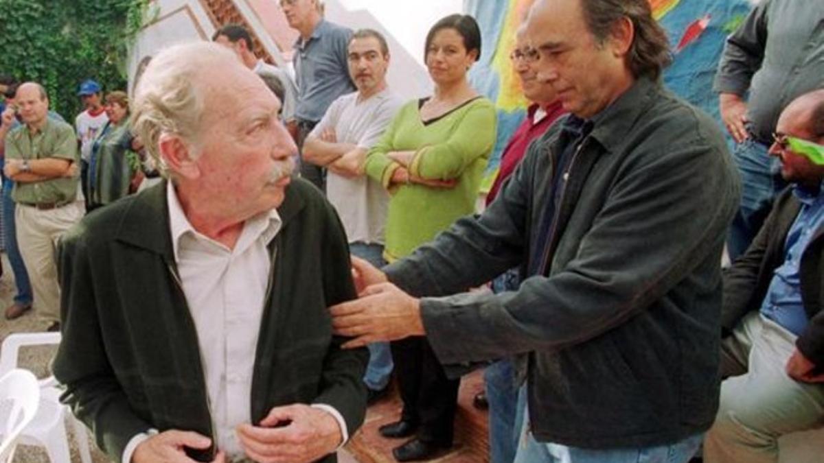 Gerard Vergés, junto a Joan Manuel Serrat, en un acto de protesta contra el Plan Hidrológico Nacional en el 2001.