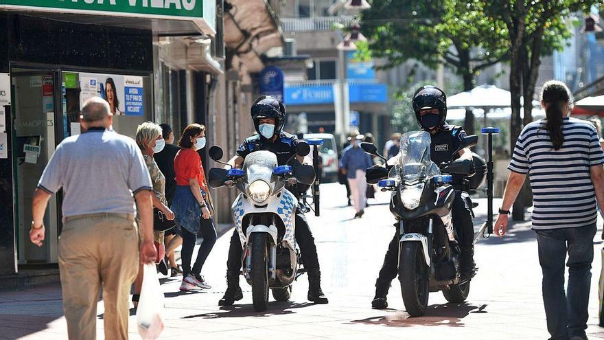 La Policía Local patrulla por el centro de la ciudad para vigilar el cumplimiento de las medidas contra el Covid.