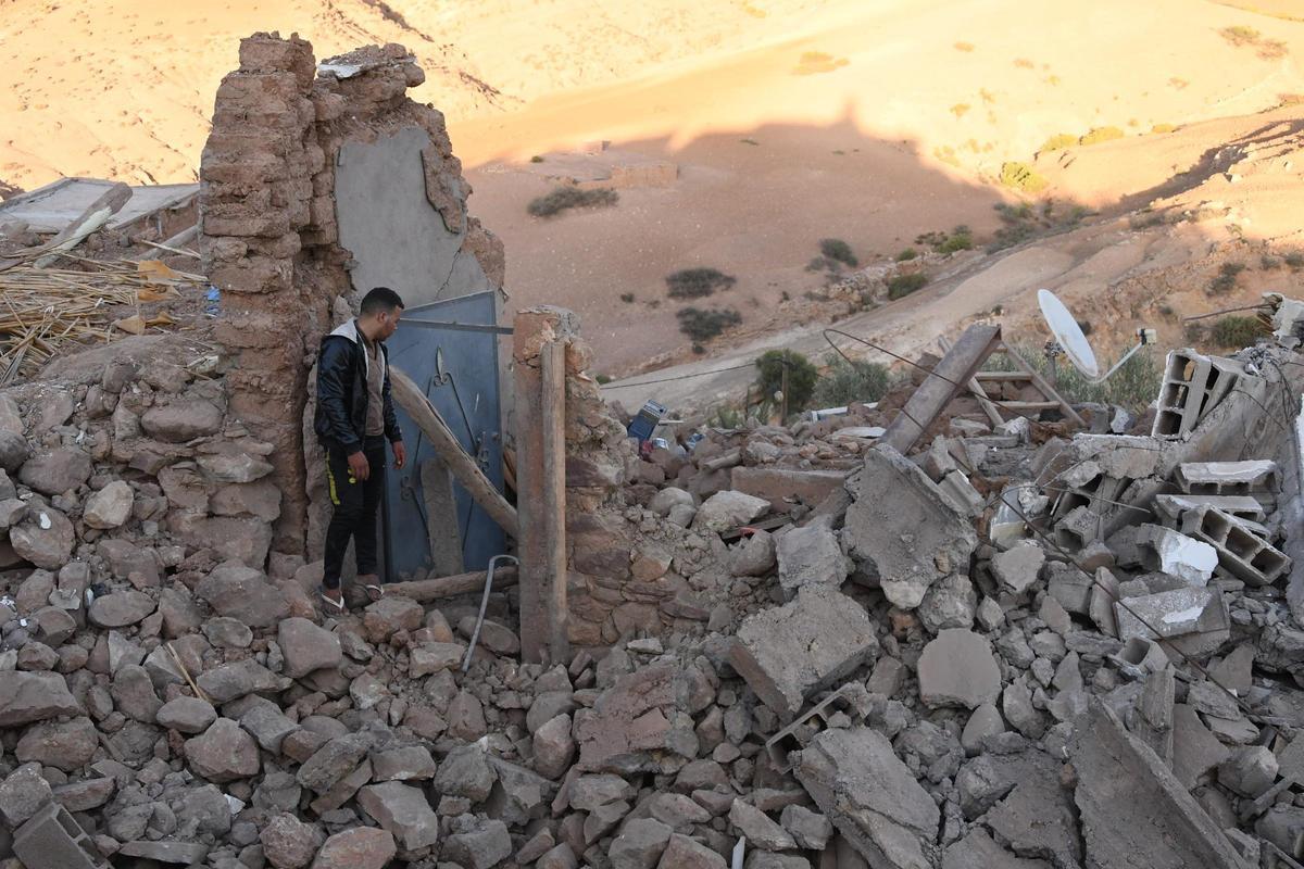 Un hombre camina entre los escombros de un edificio dañado después de un terremoto de magnitud 6,8 ​​en Tahannaout, Marruecos, el 9 de septiembre de 2023. Un terremoto de magnitud 6,8 ​​sacudió Marruecos el viernes a las 23:11 horas. 