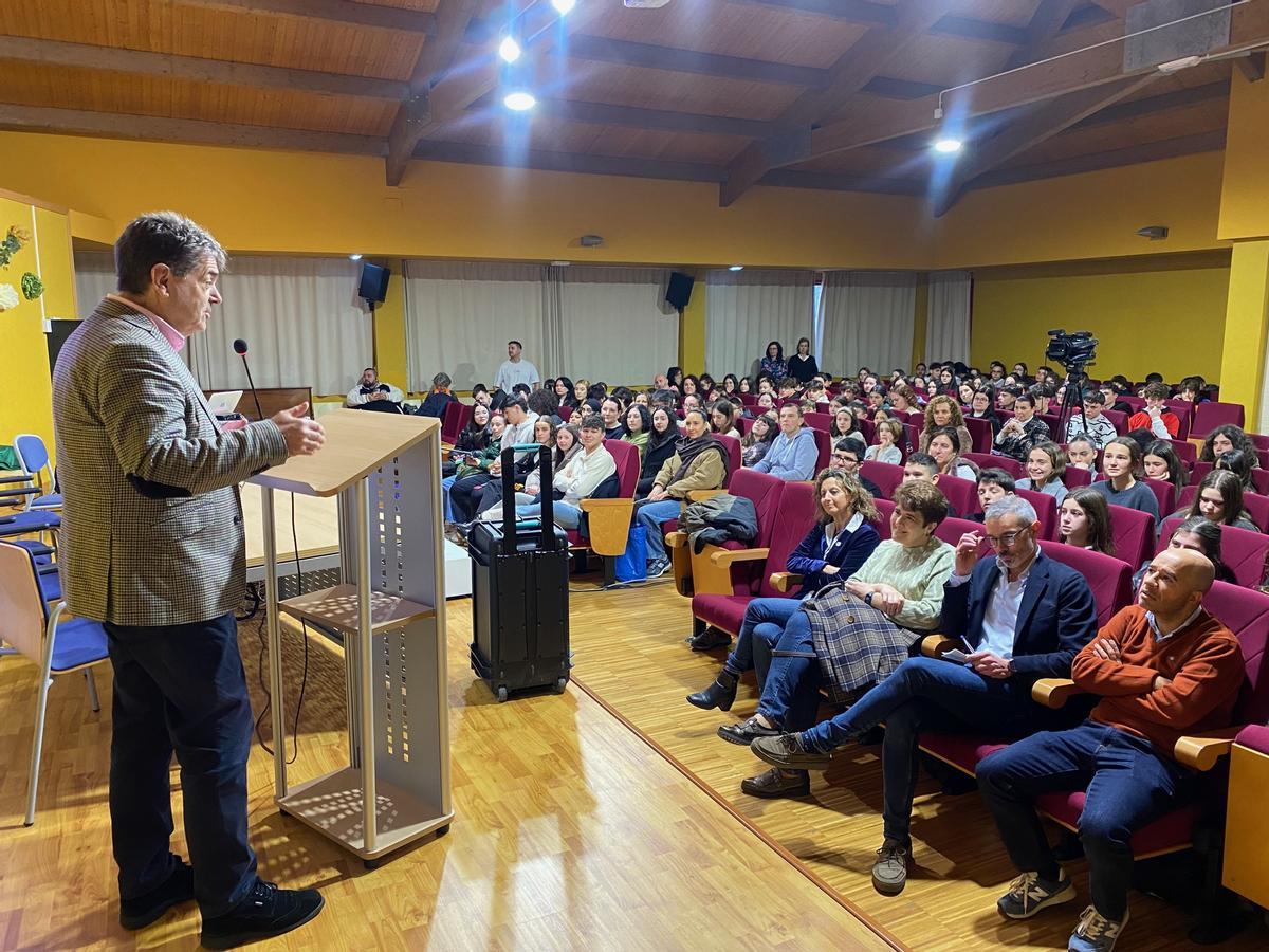 El Alcalde de San Martín, en su intervención en el acto de El Entrego.