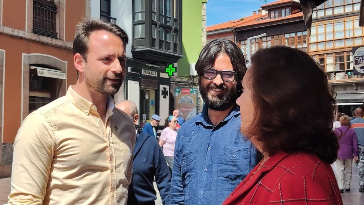 Álvaro Queipo y el alcalde de Llanes, Enrique Riestra, con una vecina.