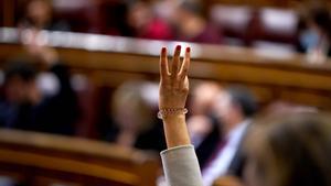 Una mano indica el voto negativo del grupo Popular en un pleno del Congreso, en una votación de abril.