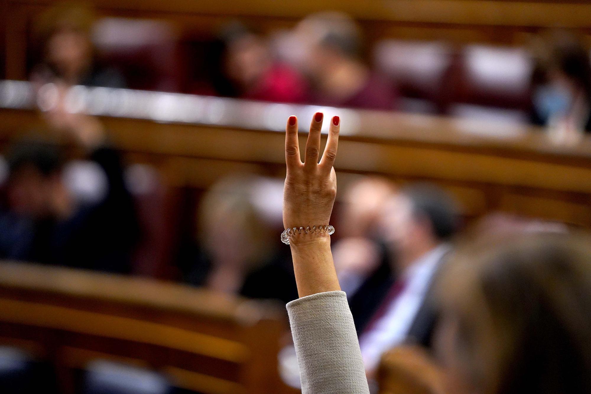 Una mano indica el voto negativo del grupo Popular en un pleno del Congreso, en una votación de abril.