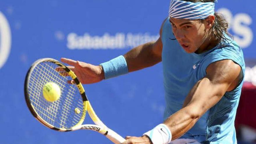 El tenista español Rafael Nadal golpea a la bola en su partido frente al alemán Denis Gremelmayr, correspondiente a las semifinales del Trofeo Conde de Godó.