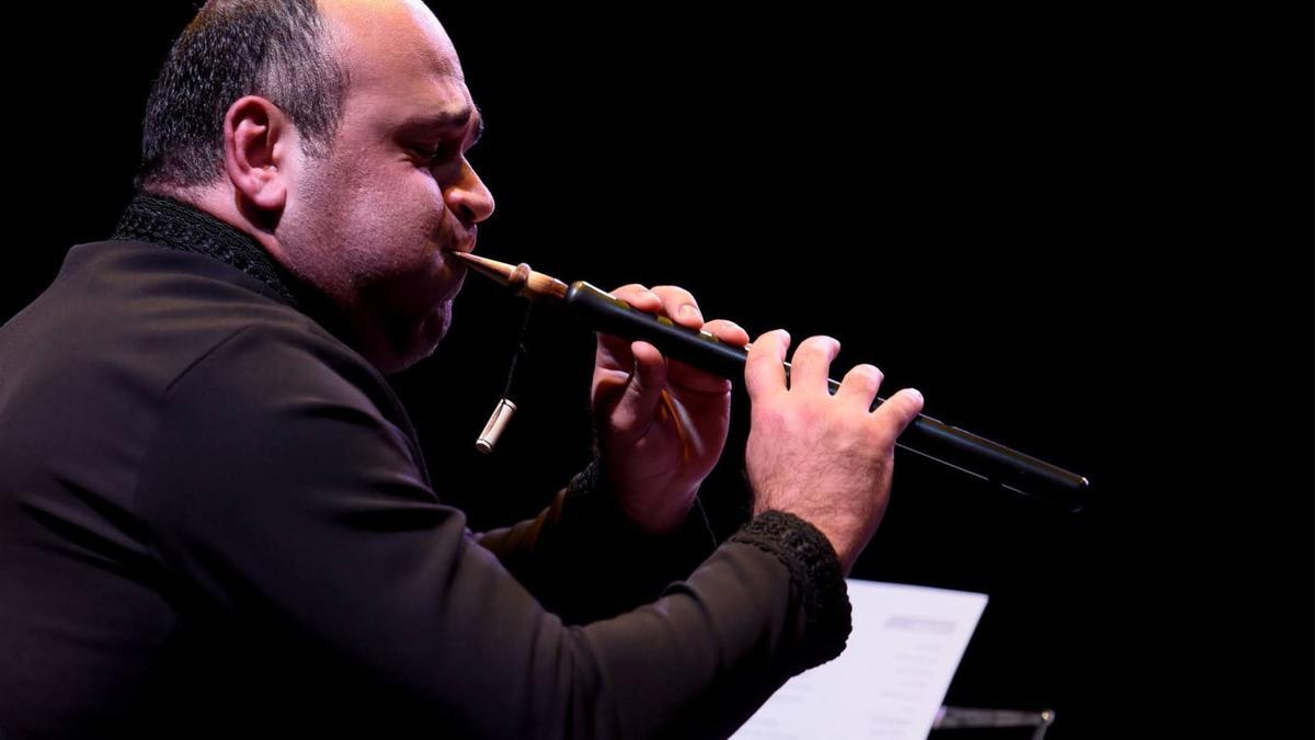 El músico armenio Hovhannes Karakhanyan tocando el duduk