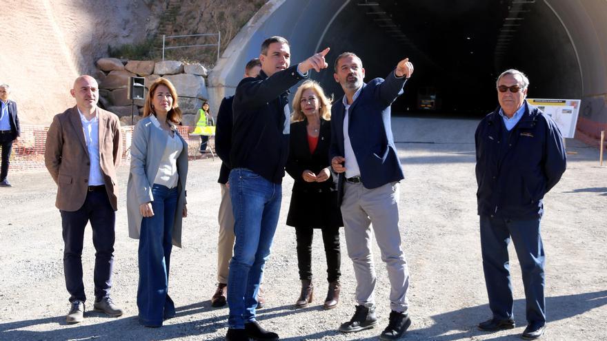 El president del govern espanyol, Pedro Sánchez, a Olesa, a l'entrada del túnel de la B-40 entre Abrera i Viladecavalls