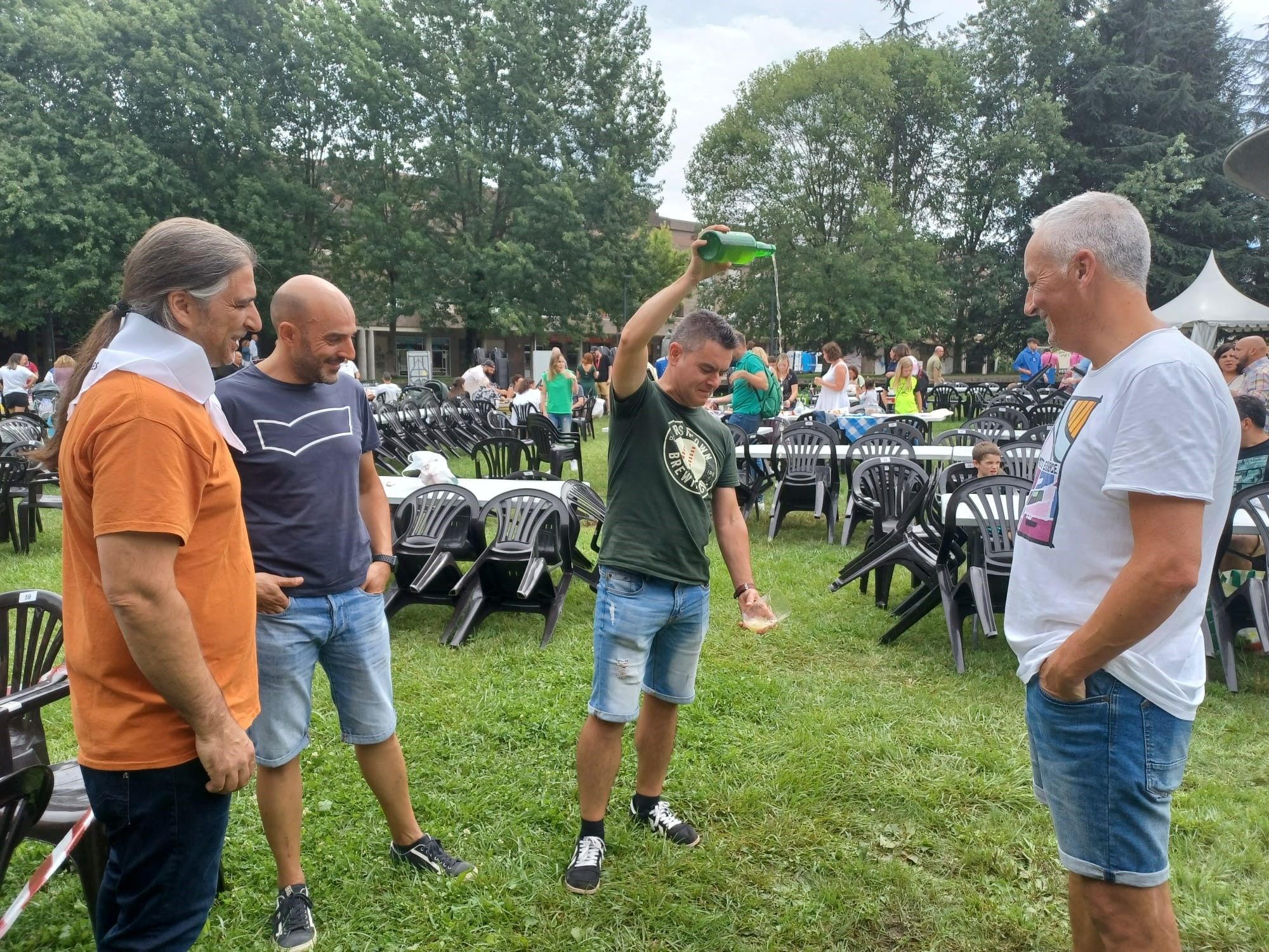 Lugones celebra su comida en la calle: "Que no falte la fiesta, que ya nos hacía falta"