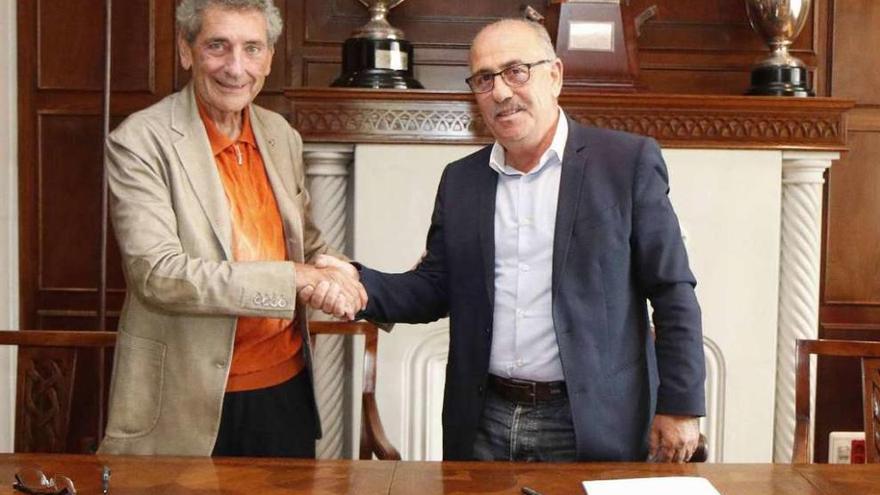 Carlos Mouriño y Gustavo Falque, tras la firma del convenio. // FdV