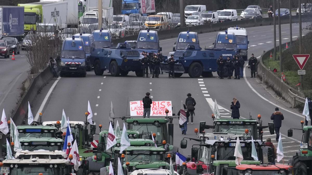 Agricultores franceses volvieron a cortar este miércoles las principales autovías de acceso a París