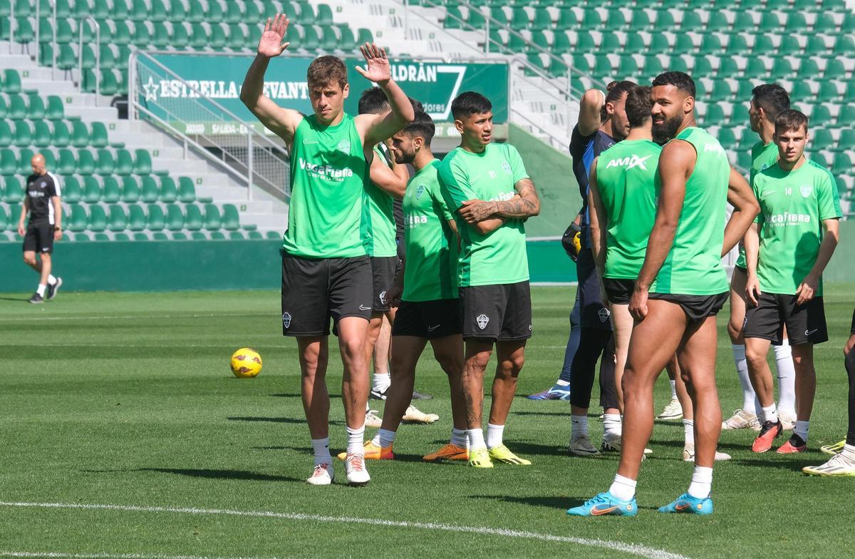 Los futbolistas del Elche saludan a la afición, en una pausa de un entrenamiento