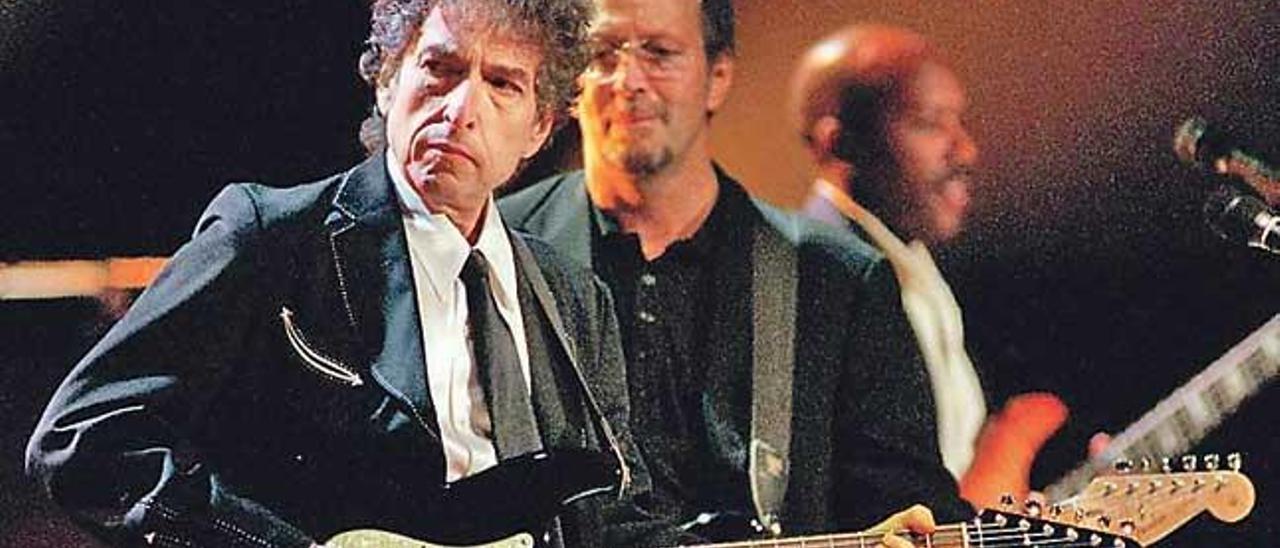 Bob Dylan i Eric Clapton, junts en un concert benèfic a Nova York.
