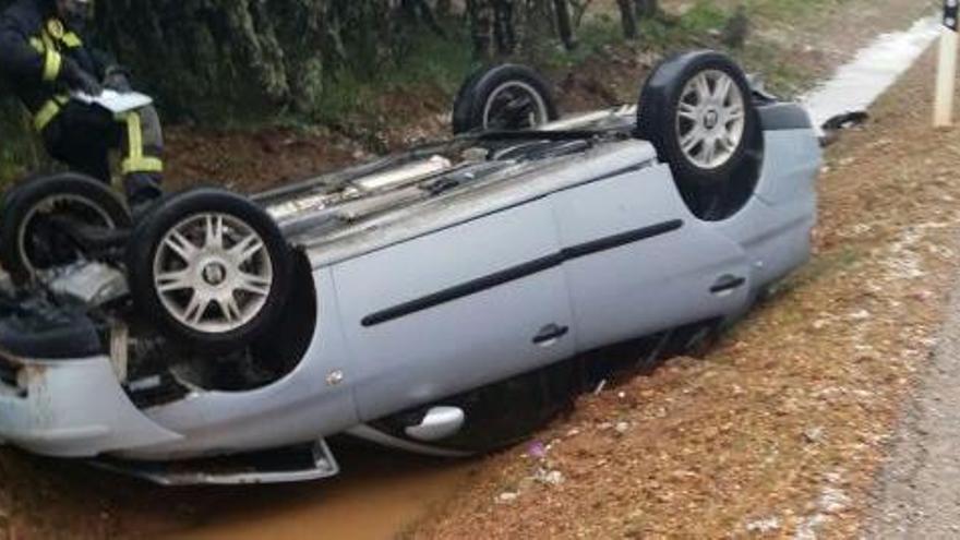 El vehículo volcado en la N-631 durante la granizada