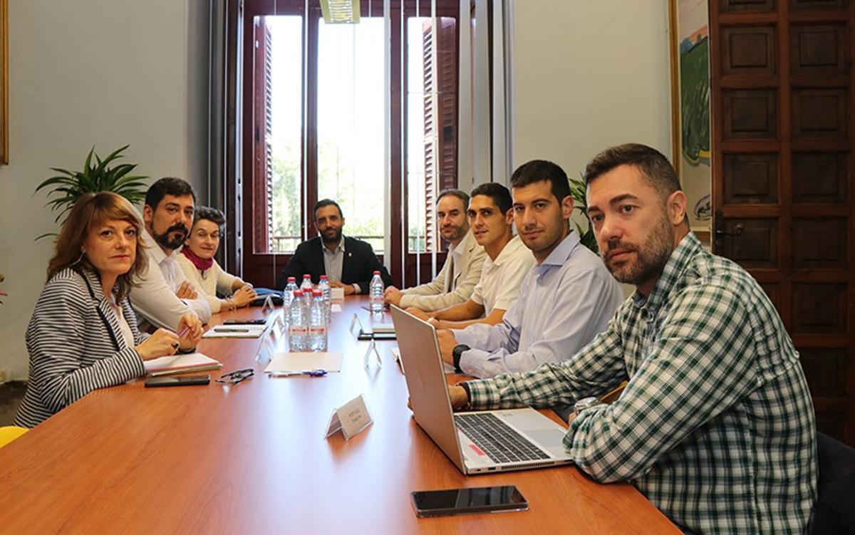 Reunión de hace unos meses entre Mar Chao, el alcalde y los portavoces municipales de Sagunt.