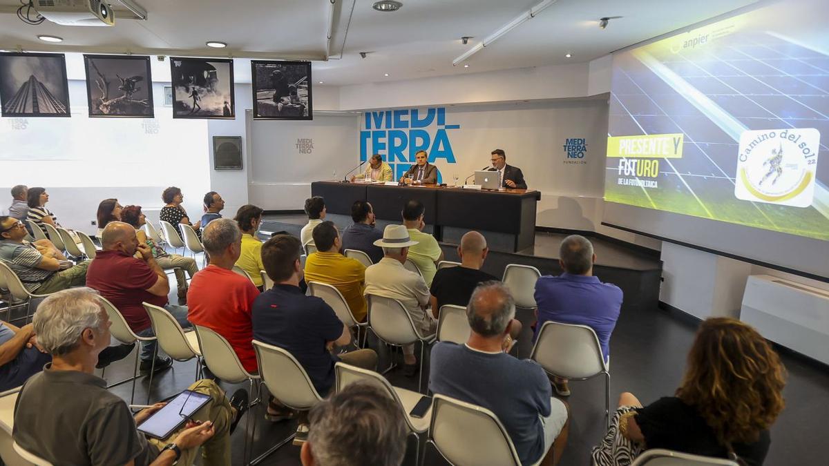 El encuentro «Presente y futuro de la fotovoltaica en la Comunitat Valenciana» organizado el pasado lunes por Anpier fue un éxito de participación y asistencia. | HÉCTOR FUENTES