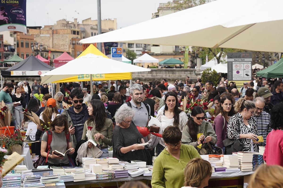 Ciutadans sortint als carrers durant la diada de Sant Jordi a Girona al 2025