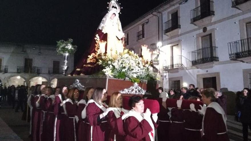 Inician los desfiles con la Virgen del Amor Hermoso