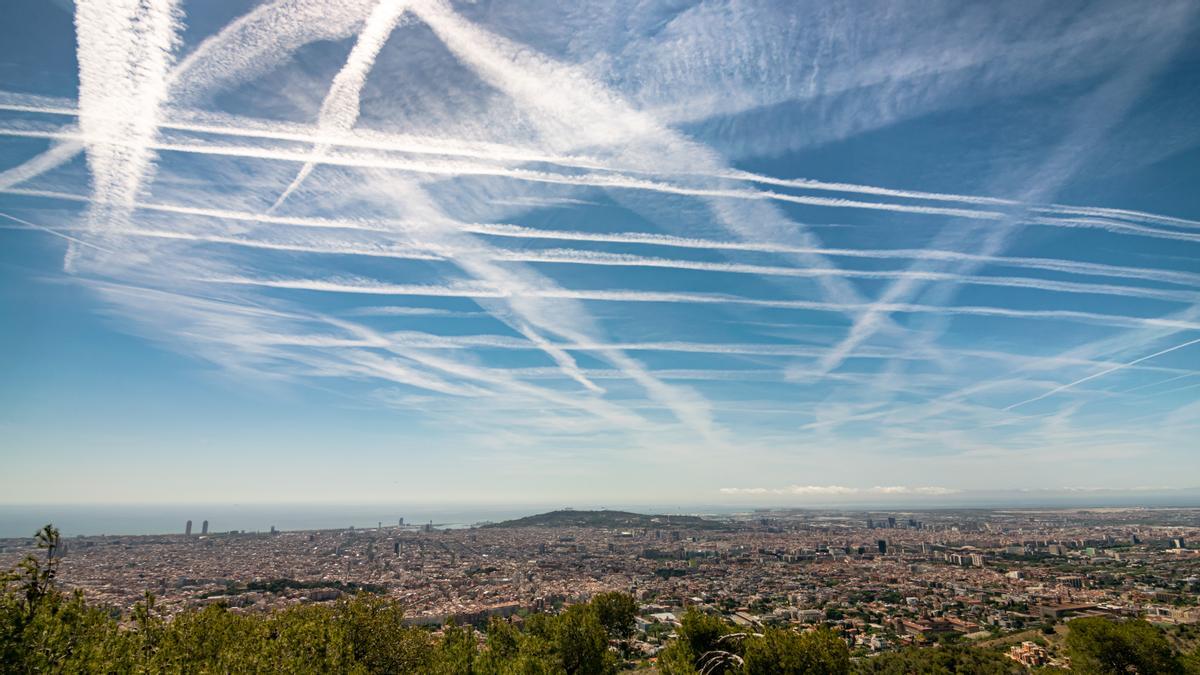 Estelas de condensación sobre Barcelona, el 4 de mayo del 2023