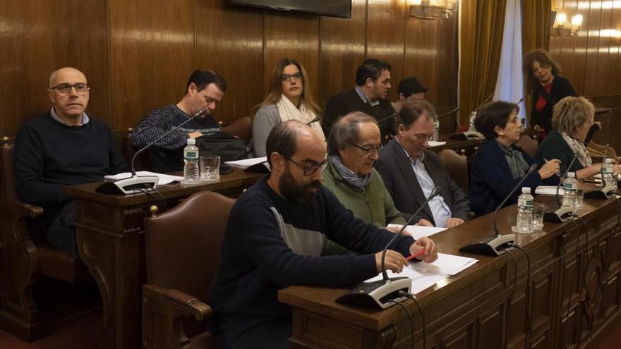 Grupo de diputados del PSOE en el Salón de Plenos de la Diputación de Zamora.
