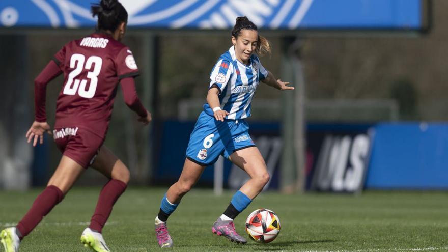 Paula Gutiérrez conduce la pelota en el partido ante el DUX Logroño. |  // CASTELEIRO / ROLLER AGENCIA