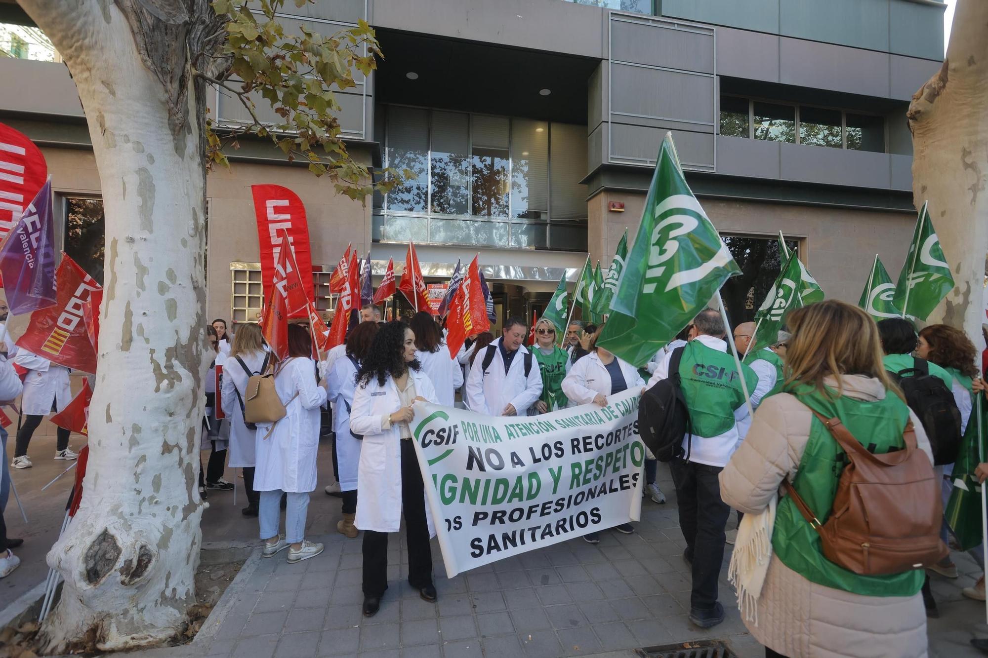 Protesta de los sanitarios valencianos frente a la conselleria