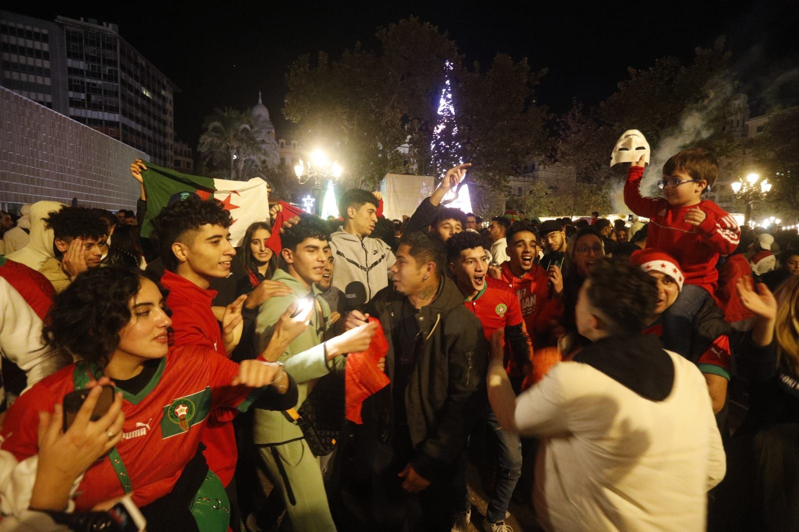 Cientos de marroquís celebran en la plaza del Ayuntamiento de València su pase a semifinales