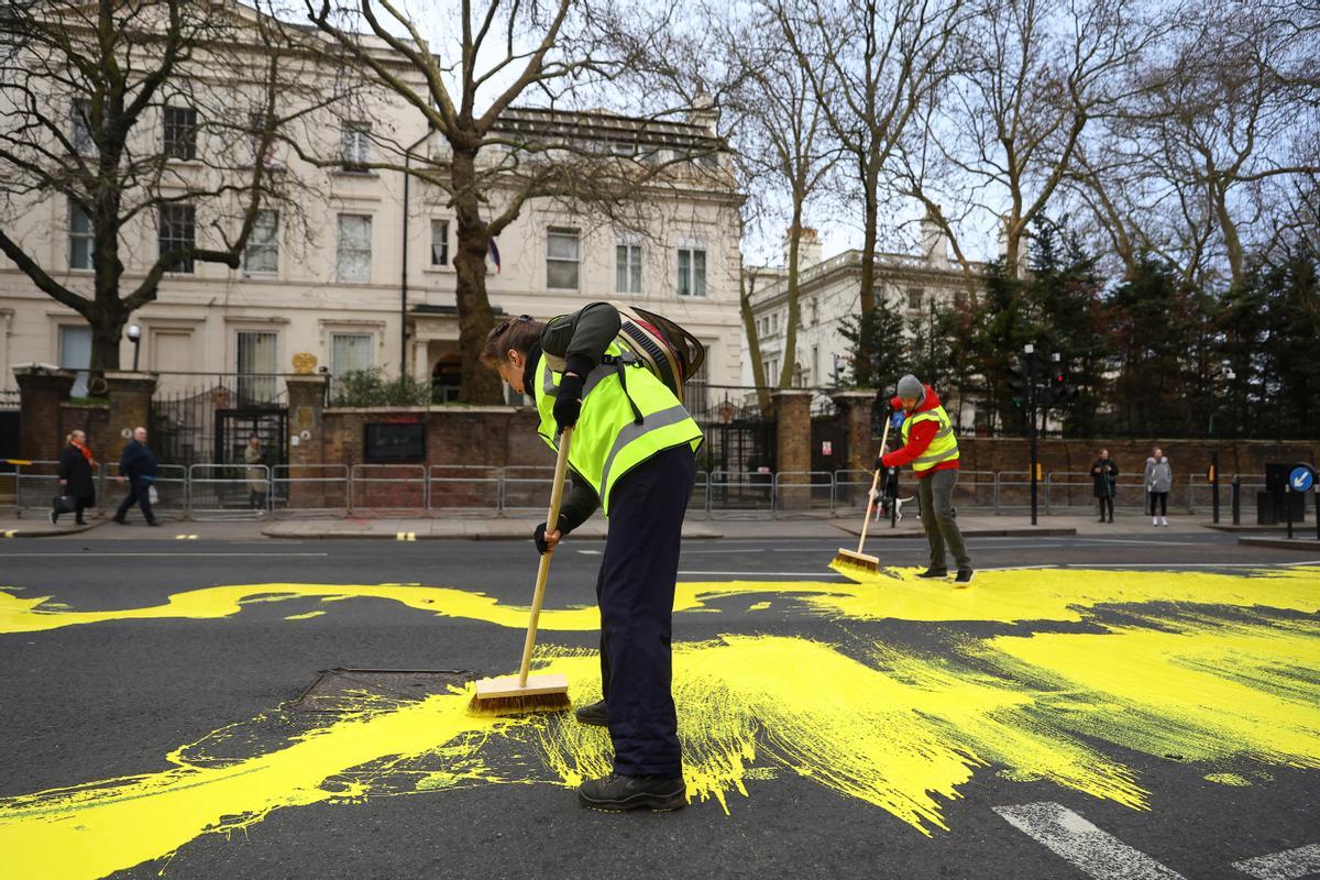 Activistas pintan la bandera de Ucrania frente a la embajada rusa en Londres