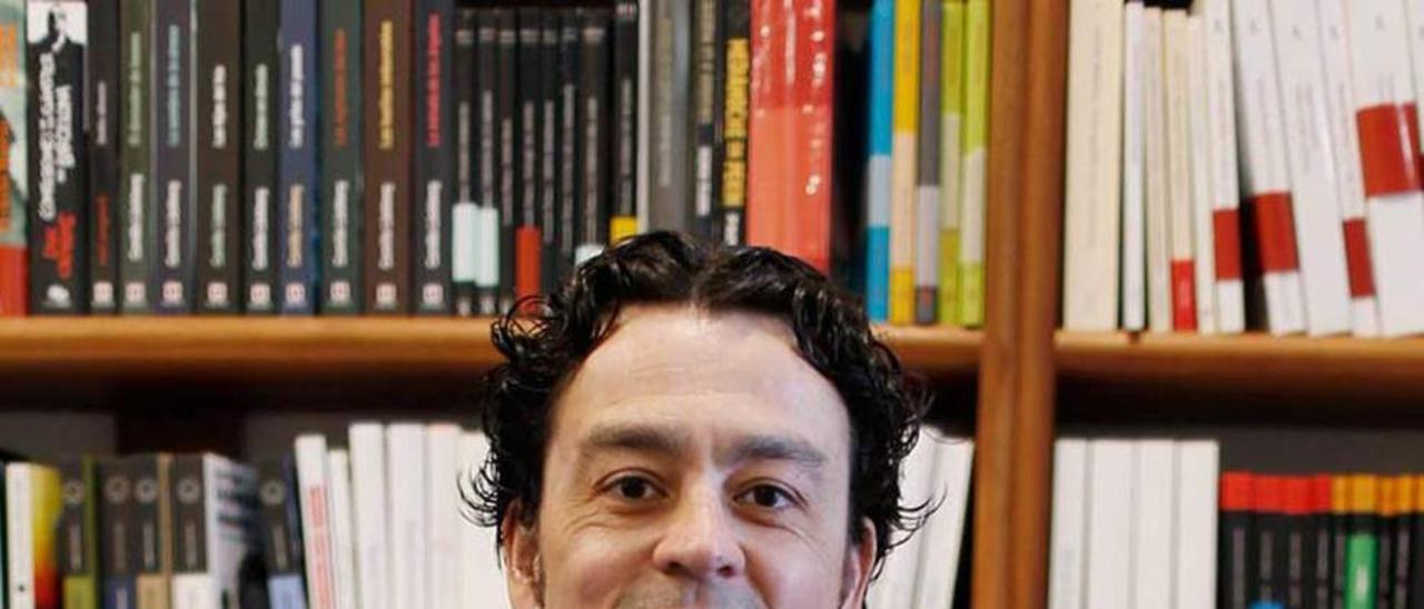 Leonardo Prado Vega, en su librería de Oviedo.