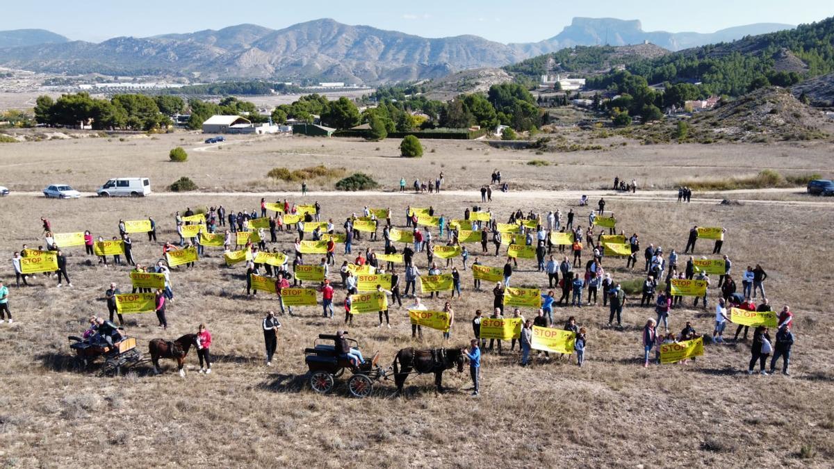 Al acto reivindicativo se han sumado ecologistas y vecinos de otros municipios de la comarca.