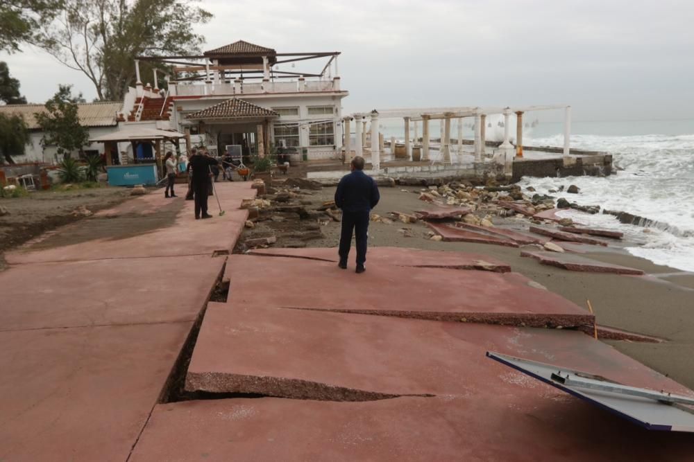 Arreglos en los Baños del Carmen tras los daños causados este fin de semana por la tormenta.