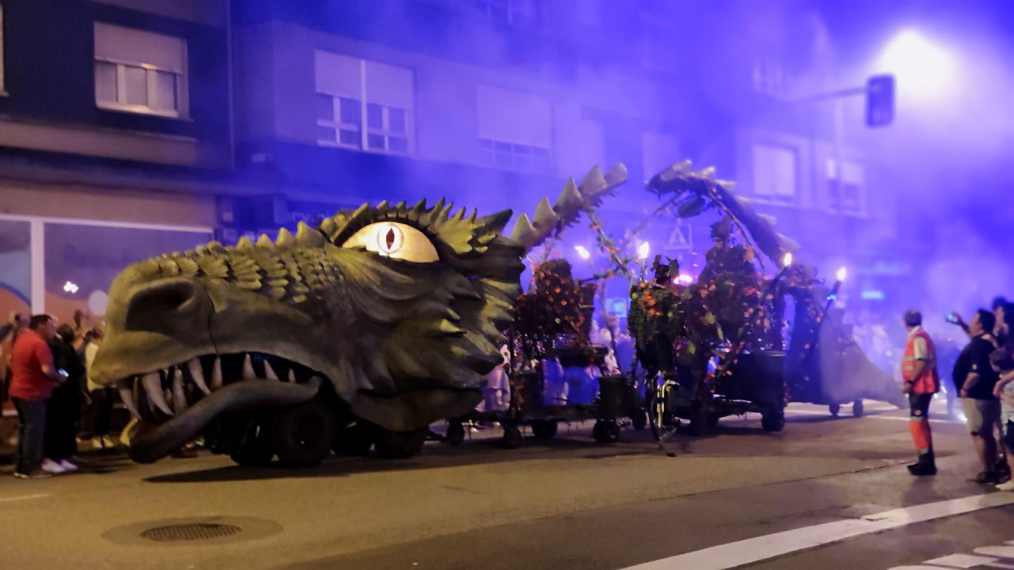 Así fue la hoguera de San Xuan en Mieres: arte, fuego y un dragón gigante