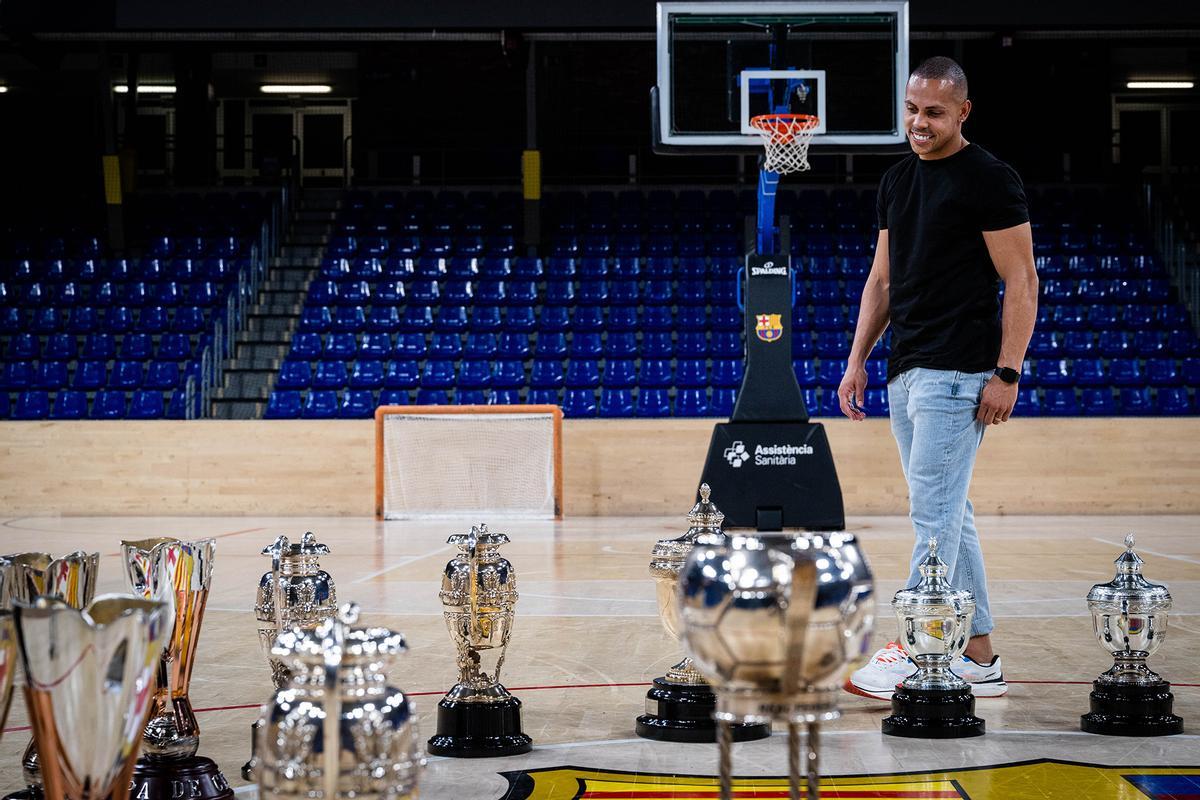 Ferrao, André Coelho y Jesús Velasco se despiden del Barça fotografiándose con todos sus trofeos.