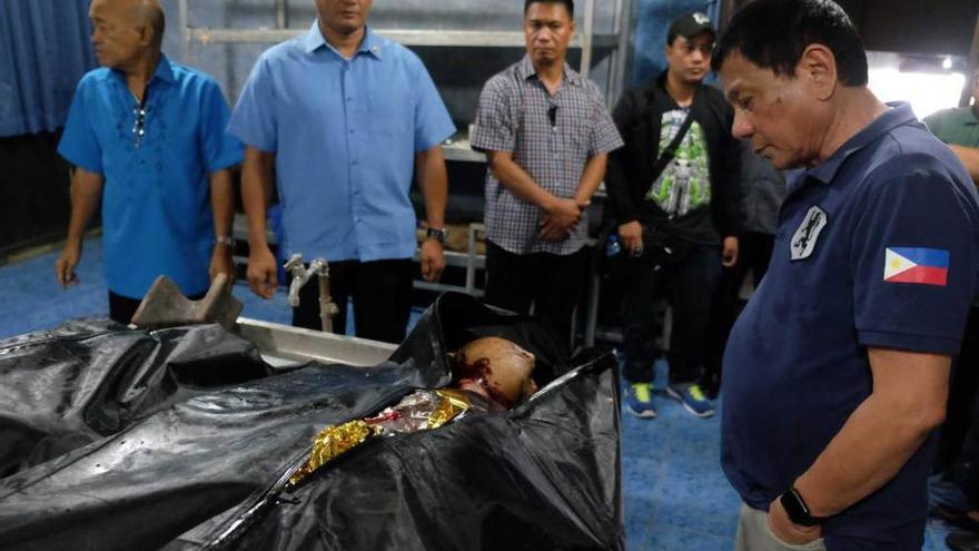 Duterte, al lado de los cadáveres de dos de las víctimas del atentado.