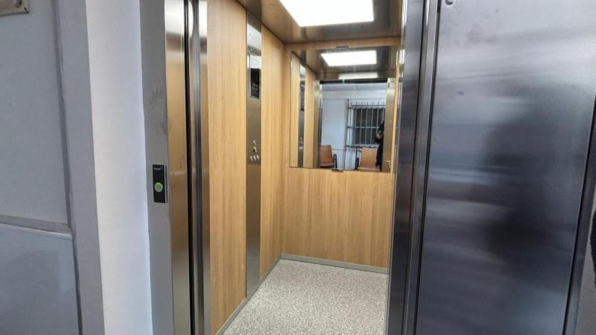 La nevera que pretendía robar el detenido se quedó atascada en el ascensor.