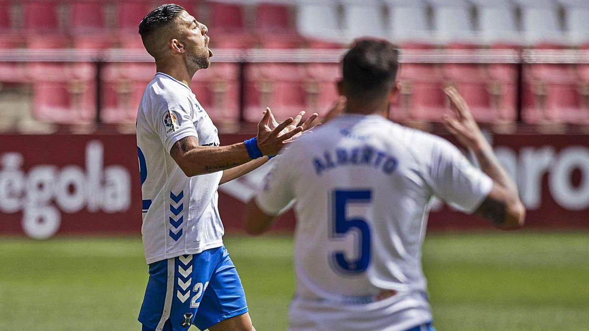 Giovanni Zarfino, en su último partido como titular, el que jugó el Tenerife en el campo del Logroñés. | | LALIGA