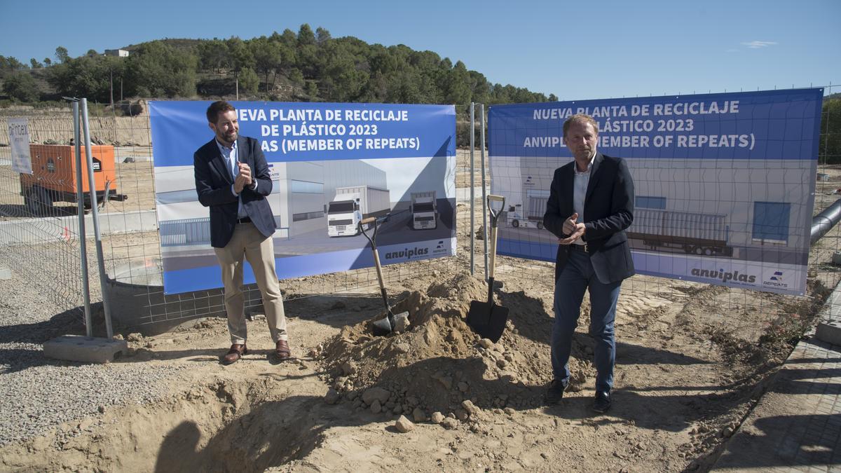 Aleix Vintró, director general d'Anviplas, i Greg Rung, CEO de Repeats, en l'acte de col·locació de la primera pedra