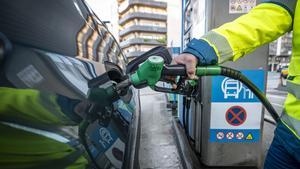 Una persona repostando gasolina 95 en una gasolinera de Barcelona.
