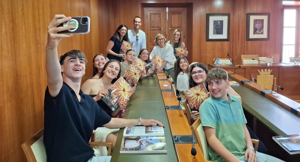 Y otro selfi: festeros y responsables de la Comissió y la alcaldesa y la concejala de Fiestas