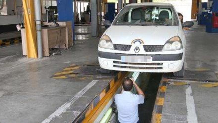 Un técnico inspecciona desde el foso un vehículo en la estación de Santa Gertrudis.