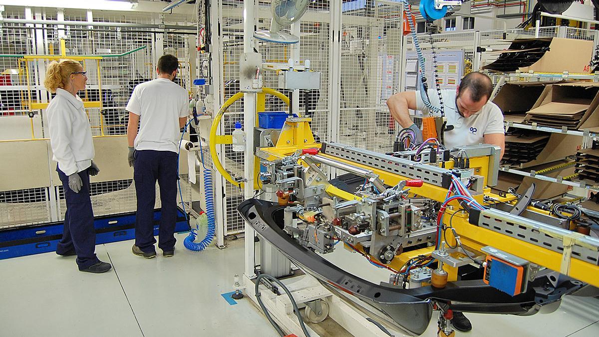 Trabajadores de Opmobility, durante la fabricacion de componentes de automocion.