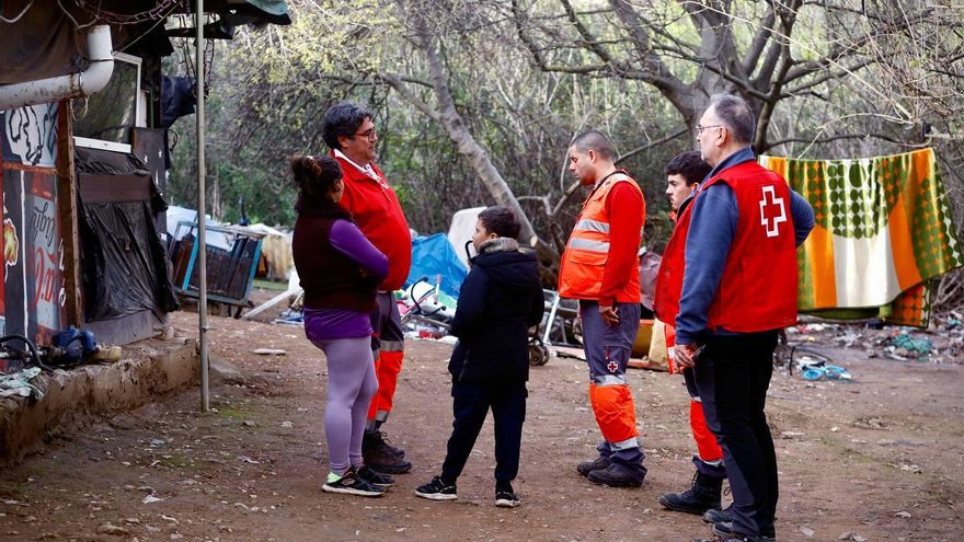 La Policía Local de Córdoba desaloja un poblado de chabolas por la crecida del arroyo Pedroche cerca de Aucorsa