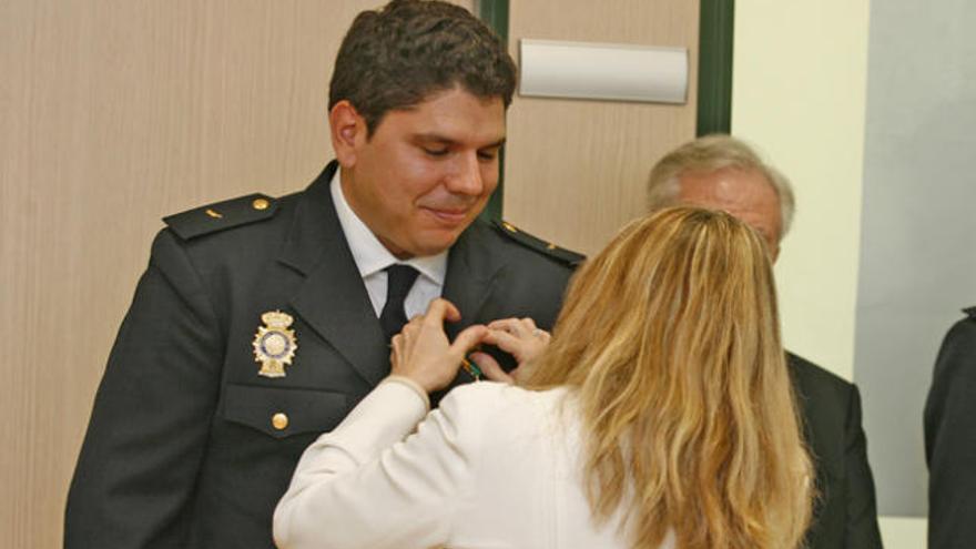 José Joaquín Fernández fue condecorado durante la fiesta del patrón de la policía en 2012.