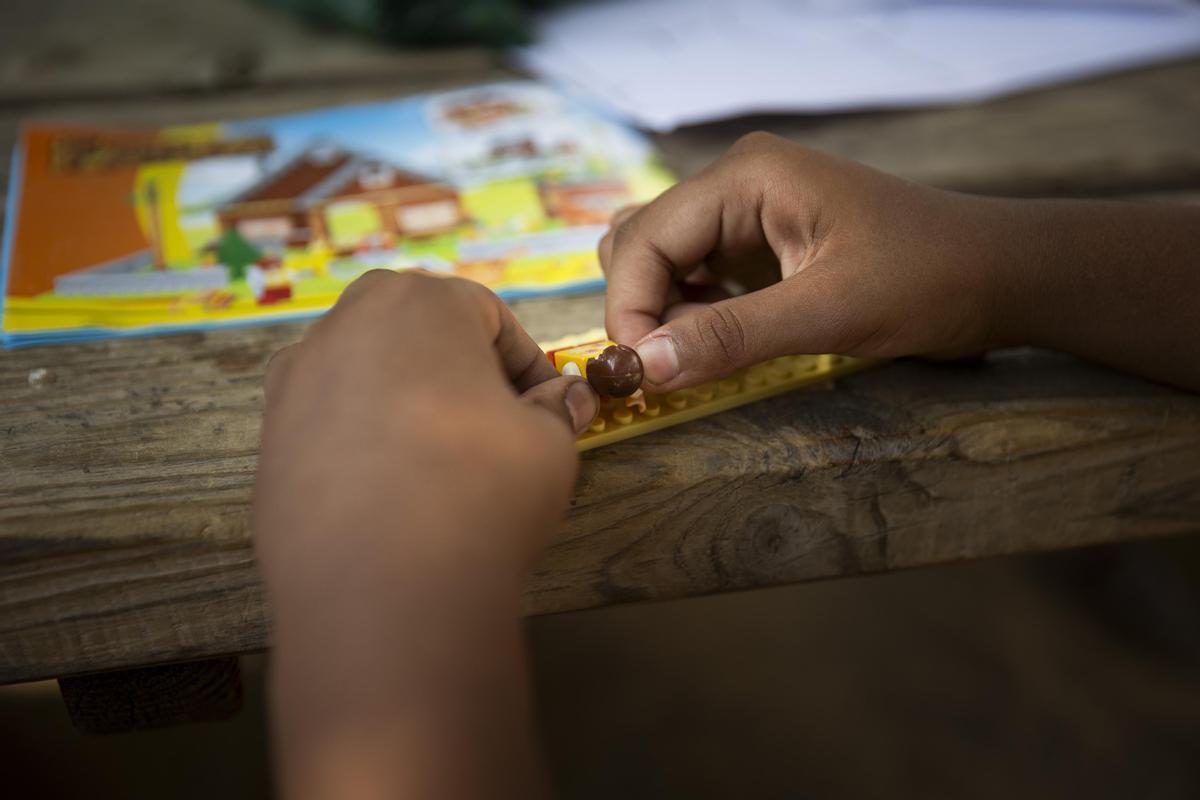 Un niño juega en un casal de Save The Children en Baercelona.