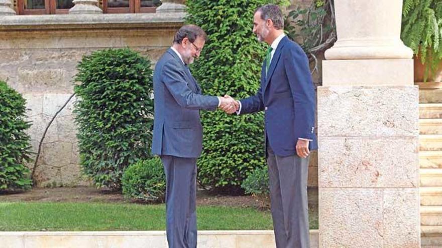 El Rey saluda al presidente a su llegada a Marivent.